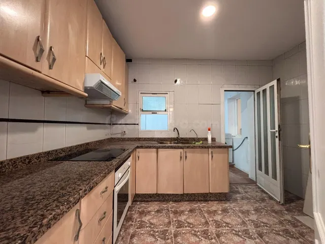 Piso de 2 dormitorios con patio en zona bien comunicada - foto 5