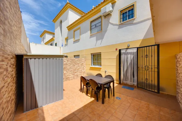 Bungalow con 2 jardines, garaje y piscina comunitaria en Torrevieja, los balcones — 8