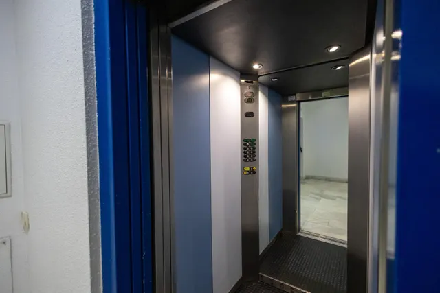 Oficina en venta en Avenida de la Albufera 323, Madrid — 30
