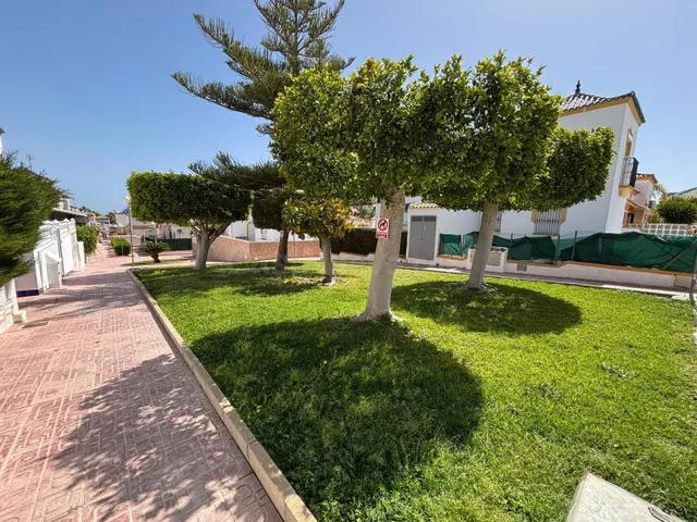 Adosado de 4 dormitorios, 2 baños en Los Altos (Orihuela Costa) con 2 Piscinas, Solárium y Gran Sótano — 2