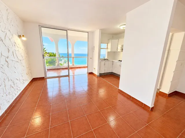## Espectacular apartamento en primera línea de mar con impresionantes vistas y acceso directo a la playa — 4