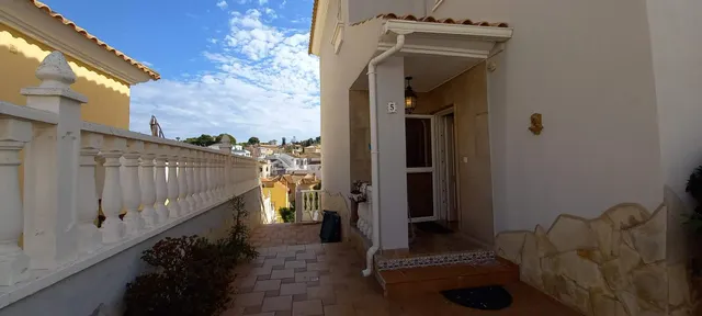 SE ALQUILA CHALET POR LARGO TIEMPO DE 3 DORMITORIOS Y 2 BAÑOS EN VILLA MARTIN (ORIHUELA COSTA) — 36