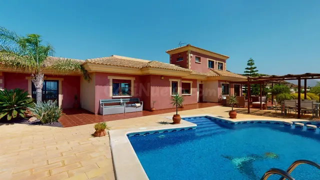Espectacular vivienda con vistas al mar y a la montaña en Ca