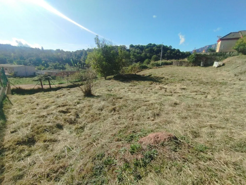 TERRENY AMB VISTES A LA MUNTANYA AL CENTRE DE SANT LLORENÇ SAVALL