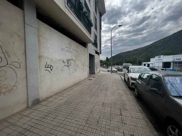 GRAN LOCAL CON POSIBILIDAD DE SEGREGAR EN 4 LOCALES — 5