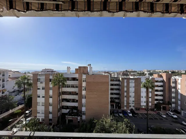 Piso con terraza, vistas al mar y plaza de garaje en Arroyo  - foto 2