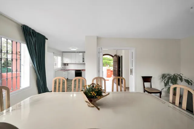 Alquiler larga temporada - Villa Privada con Piscina y Amplio Jardín en Cerrado de Elviria, Marbella — 20