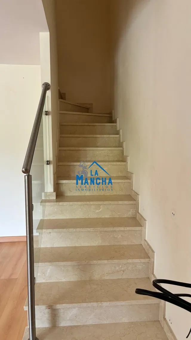 INMOBILIARIA LA MANCHA VENDE ADOSADO EN BARRIO MEDICINA. — 19