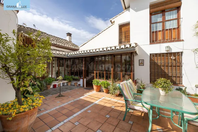GRAN CASA EN ALBAICÍN BAJO.