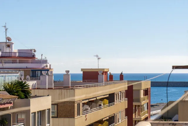 Ático renovado con estilo y balcón cerca de la playa — 2