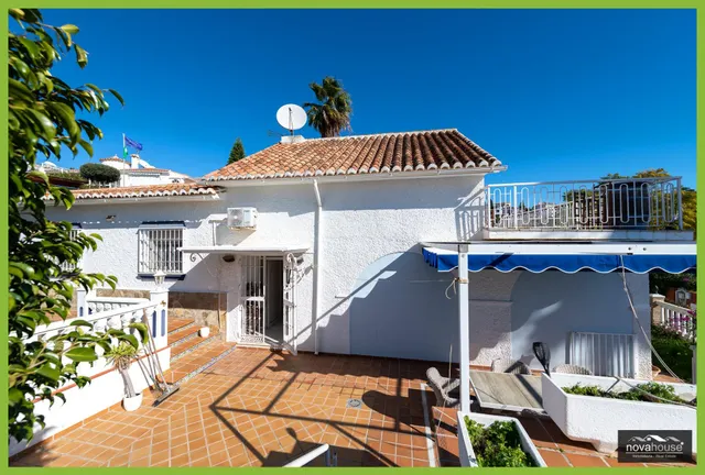 Chalet independiente con piscina privada y vistas al mar — 48