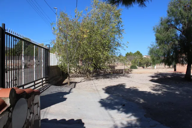 Te ofrecemos este chalet con casa de 200 metros cuadrados y 5.500 metros cuadrados de parcela! — 4
