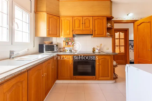 Casa independiente con piscina interior y jardín en venta en Calella — 6