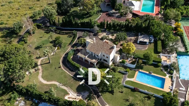 Exclusivo chalet reformado en Picassent con piscina y pista  - foto 4