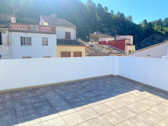 CASA REFORMADA CON TERRAZA — 28