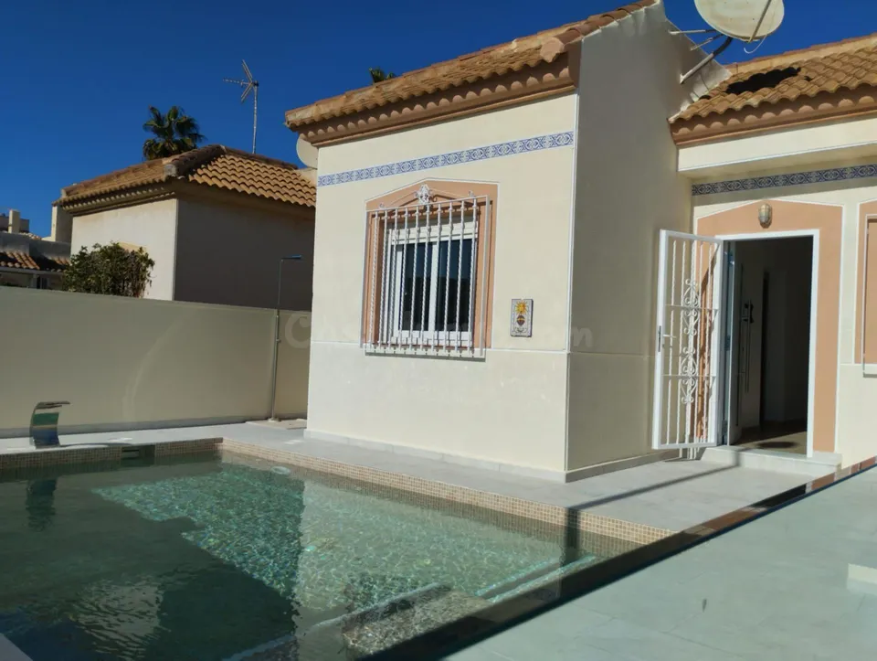 GRAN CHALET EN TORREVIEJA: 2 HAB, 1 BAÑO