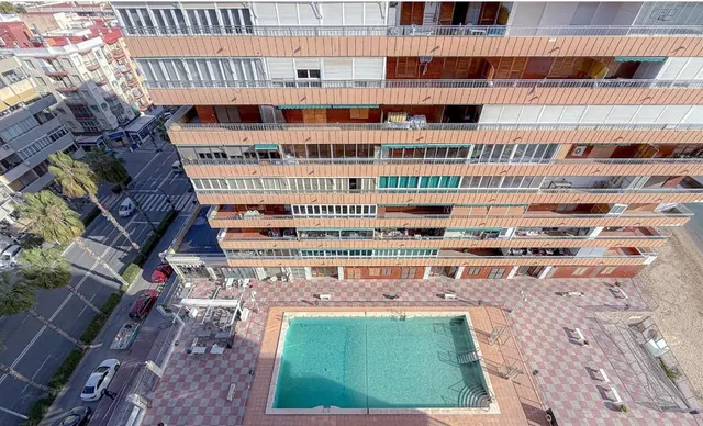 Ático reformado con vistas al mar, enorme terraza y piscina a 50 m de la playa en Torrevieja — 36