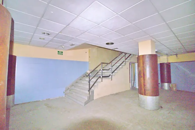 SE VENDE GRAN LOCAL MUY CÉNTRICO TODO ESQUINA — 8