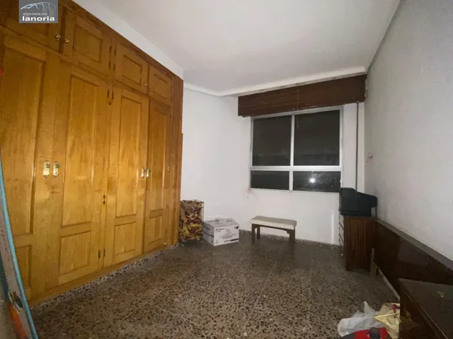 Grupo la Noria VENDE piso CON ascensor para REFORMAR y cochera individual con vado. 3 habitaciones, 1 baño. — 16