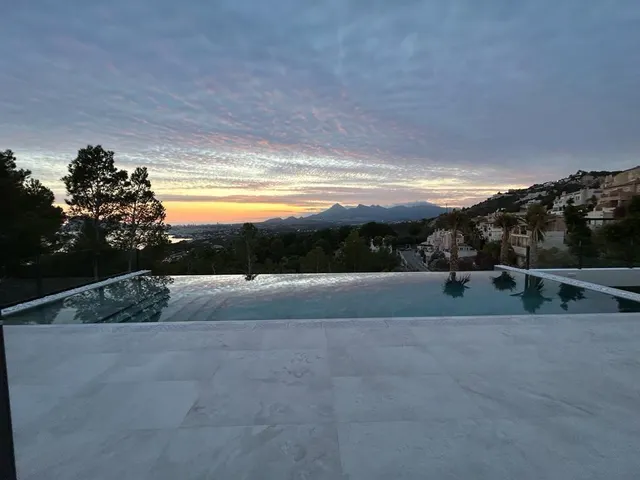 Villa moderna con vistas panorámicas al mar y a la montaña — 29