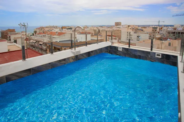Apartamento moderno con vista lateral al mar, 2 dormitorios, 2 baños, piscina en el solárium con Vistas al Mar,  a unos 2 minutos a pie de la Playa del Cura — 5