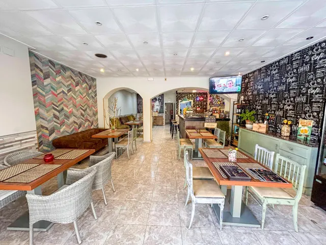 Bar-restaurante ubicado en una zona muy concurrida, con gran - foto 2