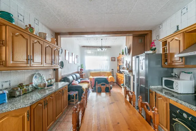 Gran Casa en Esquina en Atarfe – 4 Dormitorios, Piscina, Garaje y Espacio Comercial — 50