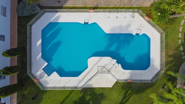 Apartamento de dos dormitorios bellamente reformado en la comunidad cerrada de Jardines de Andalucía — 6