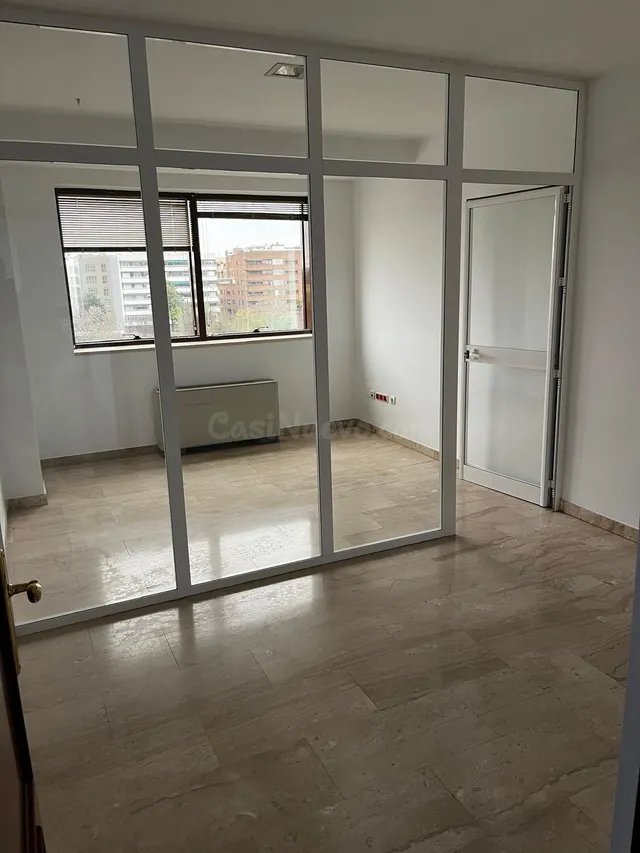 Oficina con 4 despachos en gran capitan, cordoba — 2