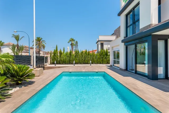 VILLA DE LUJO CON PISCINA Y SOLARIUM EN EL MAR MENOR - foto 3