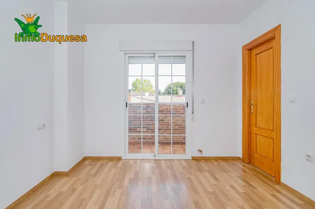 Casa adosada CASI A ESTRENAR en Belicena. Con 4 dormitorios. — 25