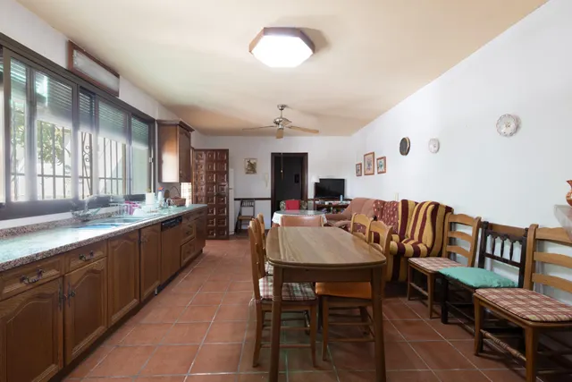 EXCEPCIONAL OPORTUNIDAD EN PLENO CENTRO DE HUÉTOR VEGA — 30
