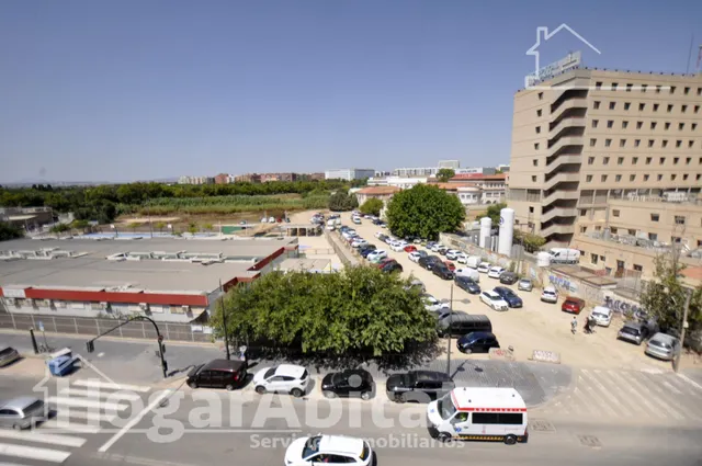 AMPLIO CON GARAJE Y ASCENSOR JUNTO HOSPITAL PESET — 33
