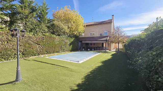 Alquiler de habitaciones por temporada en chalet con piscina de Villanueva de la Cañada (Madrid). — 36