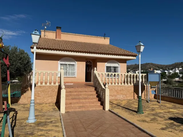 Exclusiva villa con parcela de 1.000 m2 y sótano de 170 m2 e