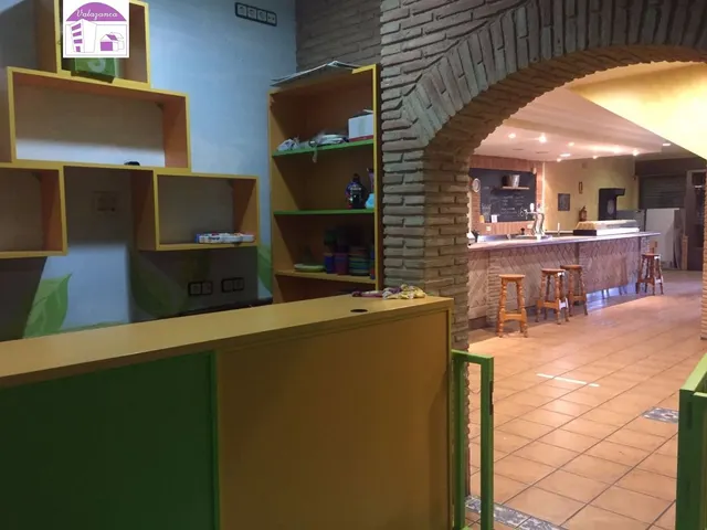 Valazanca alquila bar restaurante con parque infantil — 8