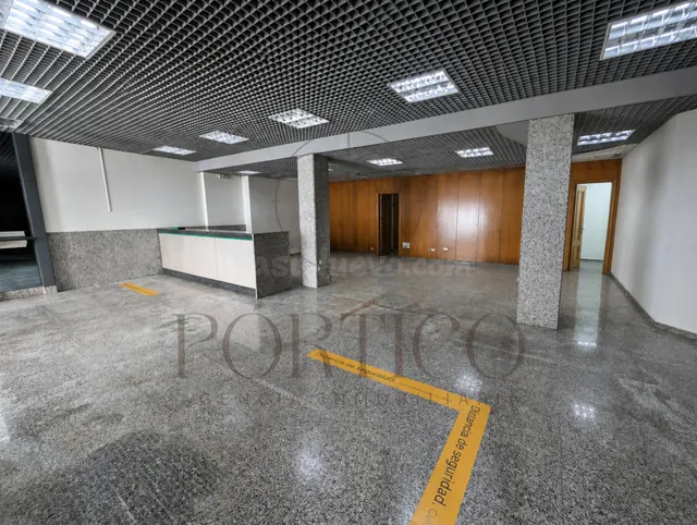 Amplio local comercial con gran visibilidad y escaparate acr - foto 2