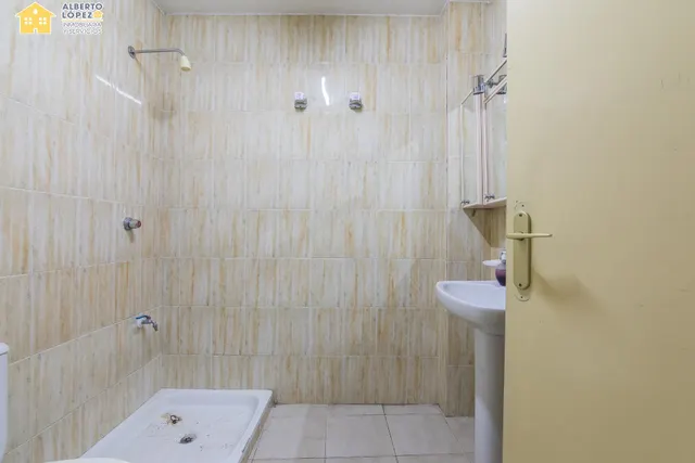 Local de 200 metros en venta en el centro de El Altet. — 21