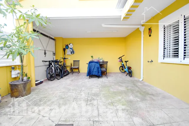 ADOSADO CON 3 TERRAZAS, BALCÓN, PISCINA Y GARAJE — 50