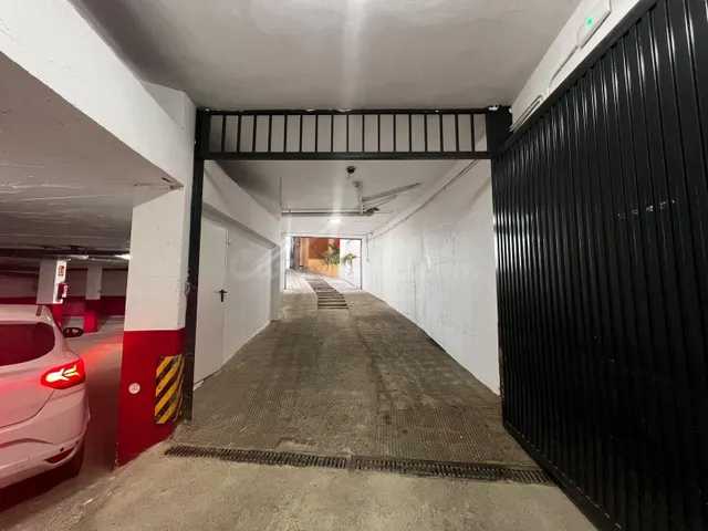 OPORTUNIDAD DE INVERSIÓN: PARKING CON 10 PLAZAS DE GARAJE EN - foto 2
