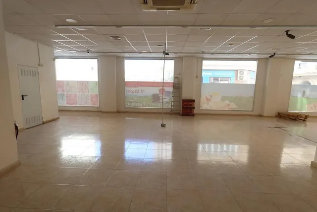 Se vende local comercial en Torrevieja – Esquina con gran visibilidad y potencial — 6