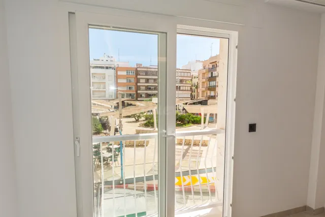 Apartamento totalmente reformado a estrenar frente a la Plaza del Teatro de Torrevieja — 4