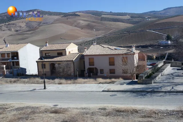 Inmejorable terreno con 2 frentes para la casa de tus sueños. — 7