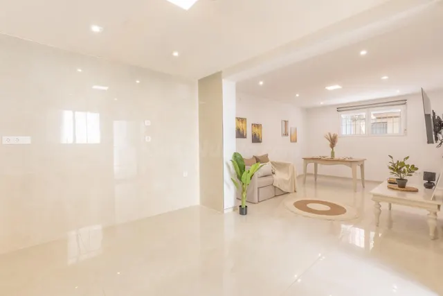 ¡CASA TOTALMENTE REFORMADA Y EN PLANTA BAJA EN SANTA FE! - foto 3