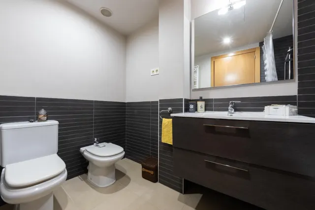 Vivienda construida en 2009, ubicada en zona tranquila residencial de Els Pallaresos. — 14