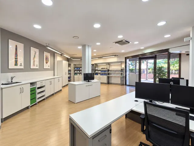 LOCAL COMERCIAL AMPLIO Y LUMINOSO EN VALLVIDRERA — 4