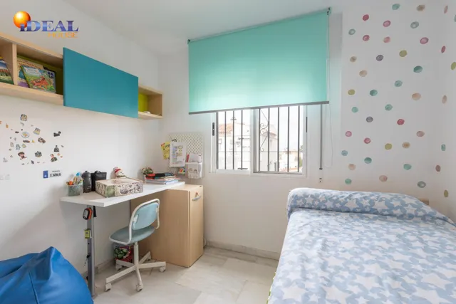 Casa independiente con piscina en La Zubia. — 26