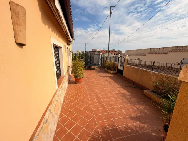 Acogedora casa de planta baja con jardín mediterráneo, patio soleado y gran garaje privado en Las Palas — 6