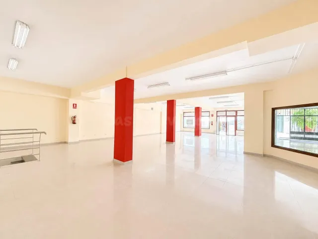 Amplio local comercial en alquiler en pleno corazón de Puert