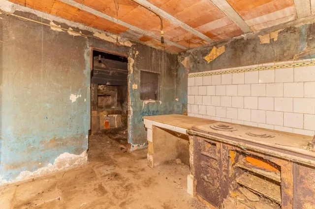 Casa de piedra en Forcarei con 363 m2 y patio – oportunidad de rehabilitación — 12